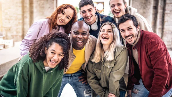 多文化の若者がカメラで笑っている 大学のキャンパスで楽しんでいる大学生 友情と共同体の概念 — ストック写真