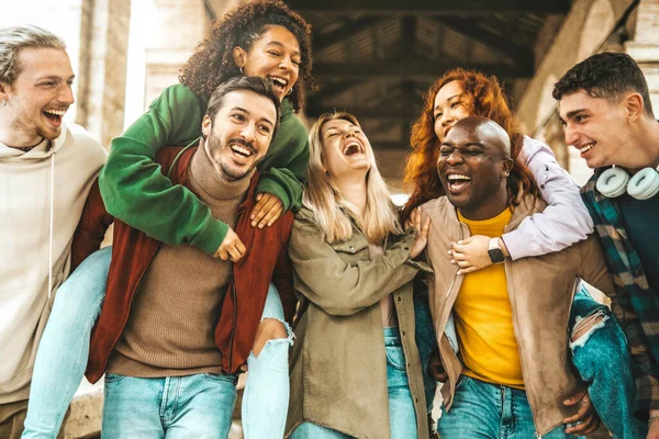 若者のグループ一緒に外を歩く笑っている 大学生が大学のキャンパスで話したり笑ったりする Friendship Concept — ストック写真