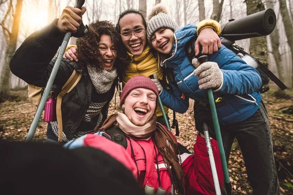 Grupo Jóvenes Tomando Fotos Selfies Las Montañas Concepto Viajes Amistad —  Fotos de Stock