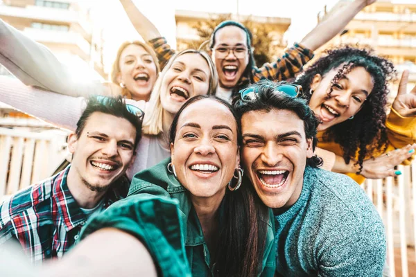 Veselí Mladí Lidé Společně Usmívají Před Kamerou Život Styl Koncept — Stock fotografie