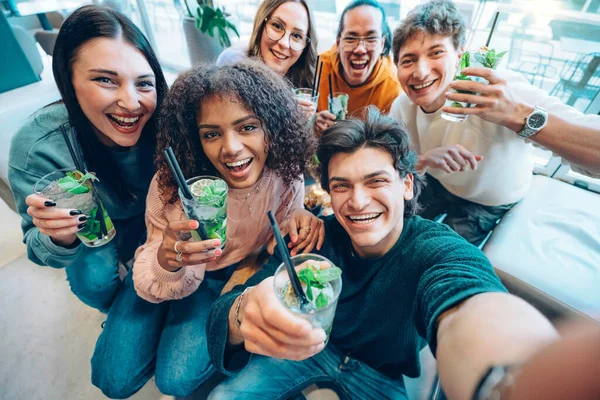 Happy Young People Taking Selfie Picture Hanging Out Weekend Vacation — Stock Photo, Image