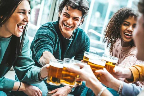 Grupo Jóvenes Disfrutando Hora Feliz Bebiendo Alcohol Sentado Mesa Del — Foto de Stock