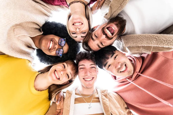 Jovens Unindo Divertindo Fora Milenares Estudantes Abraçando Juntos Apoiar Uns — Fotografia de Stock