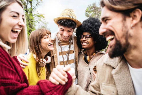 Happy Young People Having Fun Hanging Out Walking City Street — Stock Photo, Image