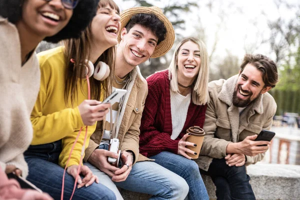 在大学校园里快乐的多种族学生在一起玩乐 青少年在城市街道上享受一天的友谊概念 — 图库照片