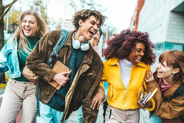 大学生は大学の外で一緒に笑っている 男と女の子がたむろするライフスタイルのコンセプト — ストック写真