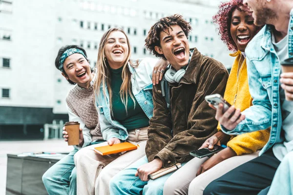 大学のキャンパスで楽しんでいる多文化大学生 外で笑顔男と女の子とのライフスタイルの概念 — ストック写真