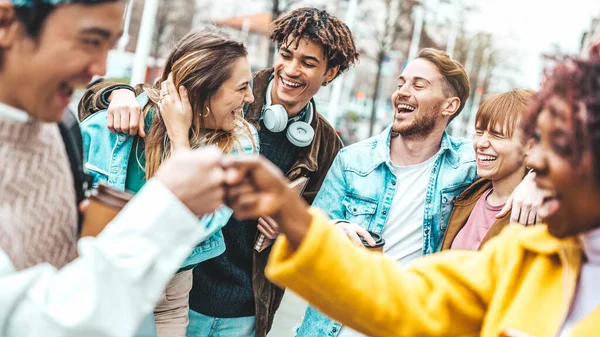 大学生は大学の外で一緒に笑っている 男と女の子がたむろするライフスタイルのコンセプト — ストック写真