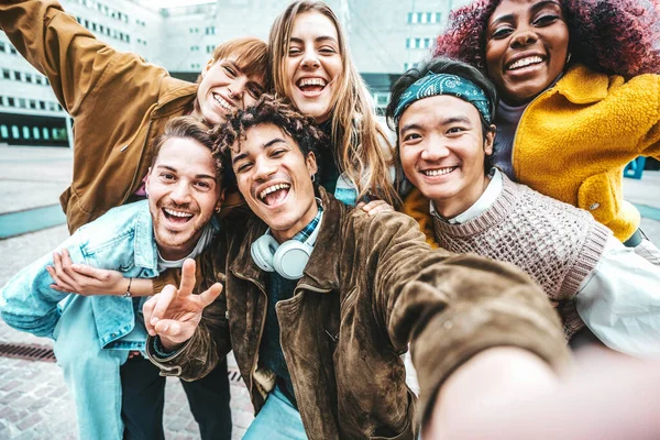 街歩きを楽しんでいる幸せな若者たち 男性と女の子が外にぶら下がっているライフスタイルの概念 カメラで笑顔大学生 — ストック写真