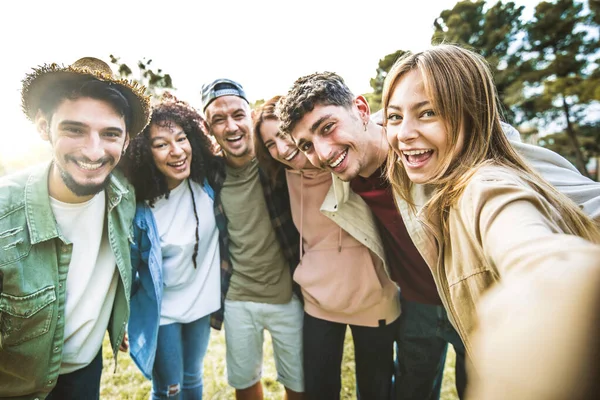 Šťastná Skupina Přátel Kteří Parku Fotí Selfie Portrét Chytrým Mobilním — Stock fotografie