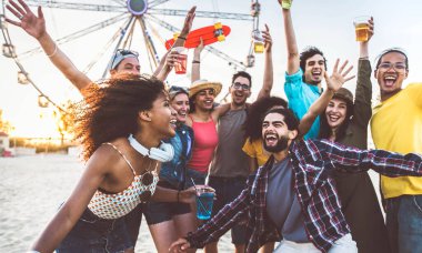 Mutlu insanlar hafta sonu tatilinde müzik festivalinin tadını çıkarıyorlar. Birlikte yaz tatilini kutlayan neşeli turistler. Gençlik yaşam tarzı konsepti