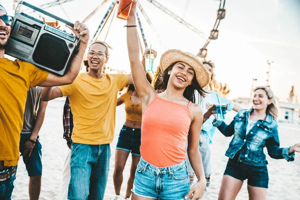 快乐的人们在周末度假时享受音乐节 快乐的游客一起庆祝暑假 青年生活方式概念 — 图库照片