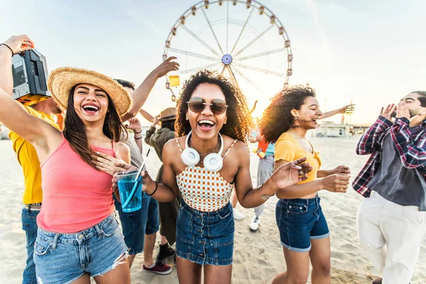 週末の休暇に音楽祭を楽しんでいる幸せな人々 一緒に夏休みを祝う楽しい観光客 若者のライフスタイルのコンセプト — ストック写真