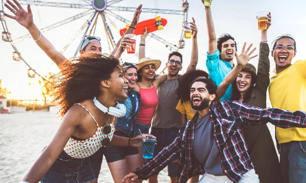 週末の休暇に音楽祭を楽しんでいる幸せな人々 一緒に夏休みを祝う楽しい観光客 若者のライフスタイルのコンセプト — ストック写真