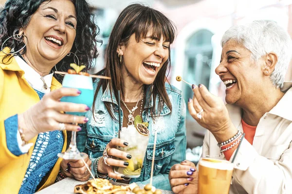 Grupo Mejores Amigos Disfrutando Hora Feliz Animando Bebidas Restaurante Del — Foto de Stock