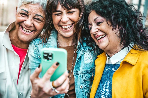 Τρεις Ώριμες Γυναίκες Διασκεδάζουν Βλέποντας Κινητό Μαζί Δημιουργία Έννοια Ηλικιωμένους — Φωτογραφία Αρχείου