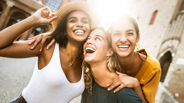 Mixed Race Female Friends Enjoying Holiday Day Out Together Happy — Stock Photo, Image