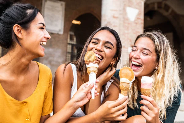 外でアイスクリームを楽しむ若い女性の友人 夏のライフスタイルのコンセプト — ストック写真