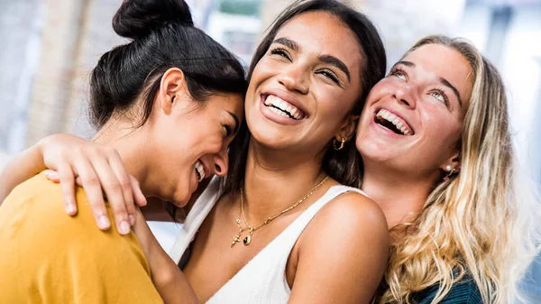 街中で楽しい多文化の女の子 女性との幸せな友情の概念を楽しむ日アウト — ストック写真