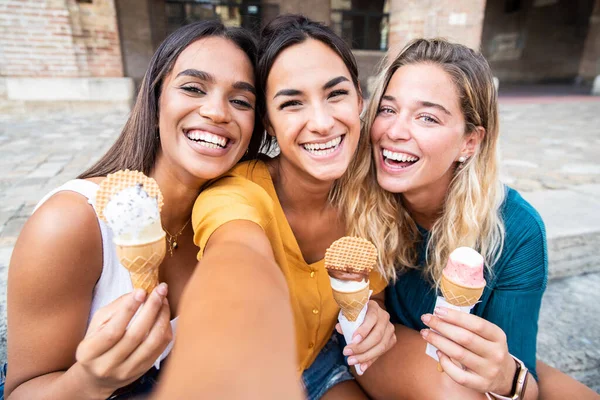 外でアイスクリームを楽しむ若い女性の友人 夏のライフスタイルのコンセプト — ストック写真