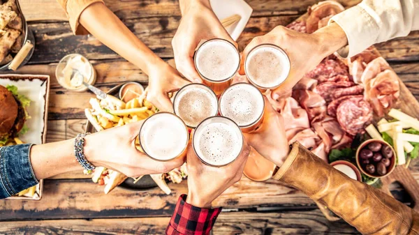Jovens Mãos Brindar Casa Cerveja Cerveja Jantar Juntos Vista Superior — Fotografia de Stock