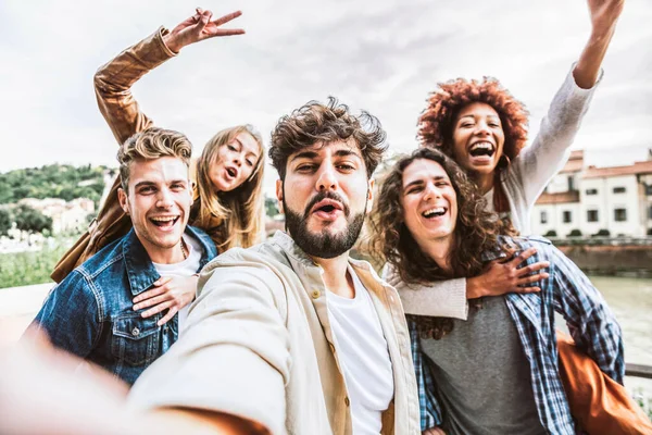 屋外で一緒に笑って祝う若い多様な人々 幸せなライフスタイルのコンセプト — ストック写真