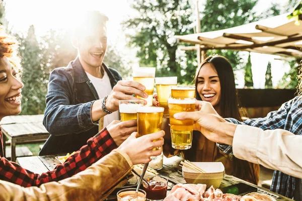 Diversos Jovens Sentados Mesa Bar Brindar Copos Cerveja Jardim Pub — Fotografia de Stock