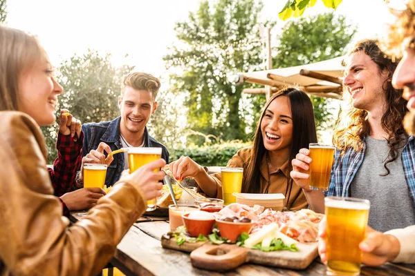 ブルワリーパブの庭でビールグラスを味わうバーテーブルに座っている多様な若者 ハッピーアワー ランチブレイク ユースコンセプト — ストック写真