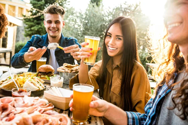 テラスでビールを飲みながらおしゃべりをしている若者 裏庭のホームパーティーを祝う多文化の友人 友情の概念 — ストック写真