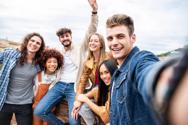 Young People Having Fun Laughing Together Outdoors Happy Lifestyle Friendship — Stock Photo, Image
