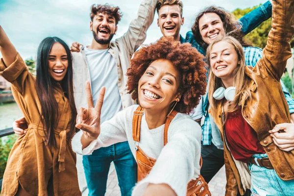 Group Young People Smiling Together Camera Outdoors Teenagers Having Fun — Stock Photo, Image