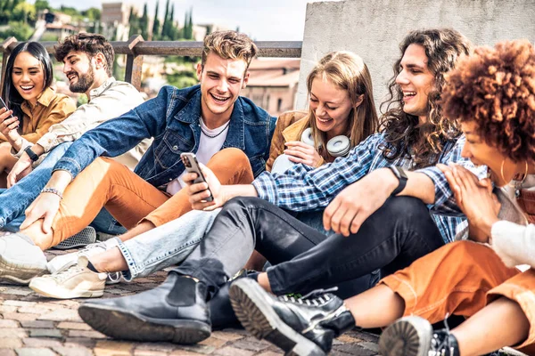 Multikulturella Vänner Som Har Kul Stadens Gata Tonåringar Använder Mobiltelefon — Stockfoto