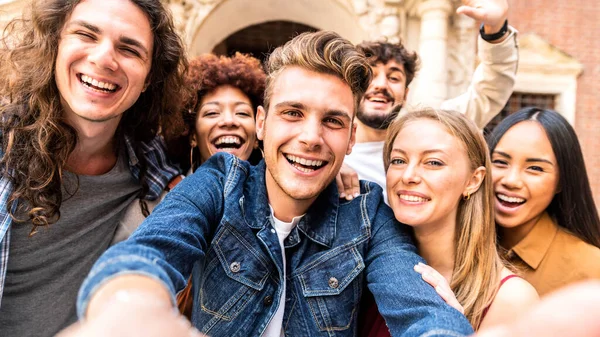 外のカメラで一緒に笑っている多人種の若者たち 大学のキャンパスで一日を楽しむ大学生 — ストック写真