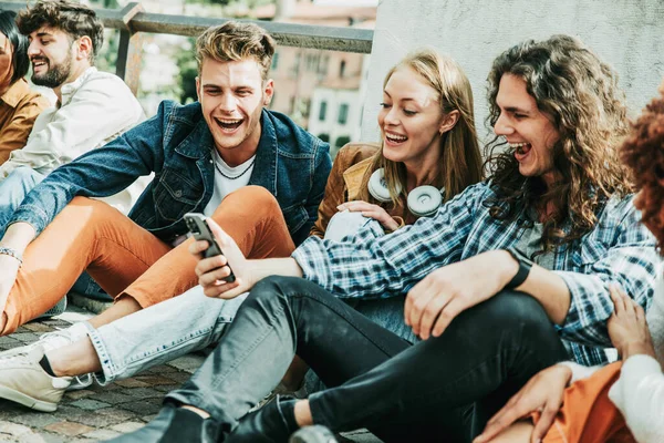 ソーシャルメディアプラットフォームで携帯電話を探している10代の若者 現代の技術と友情の概念 — ストック写真