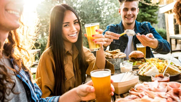 Jovens Que Têm Festa Jardim Verão Comendo Comida Bebendo Cerveja — Fotografia de Stock