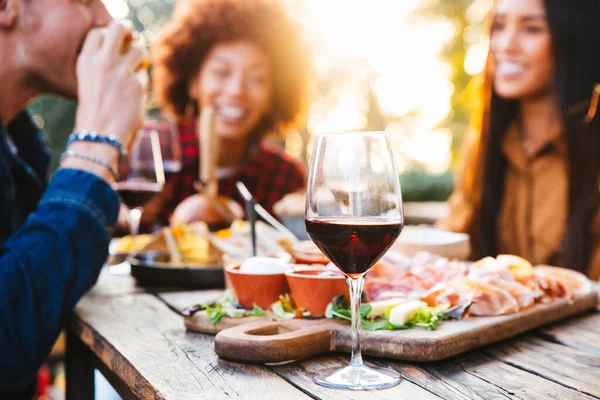 Young Friends Celebrating Dinner Drinking Red Wine Sunset Focus Wine — Stock Photo, Image