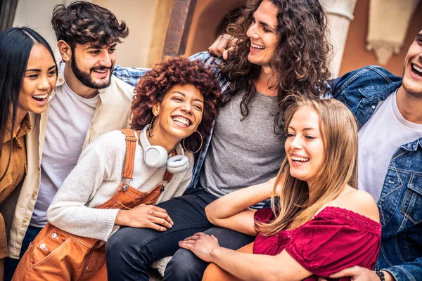 複数の民族の若者が街の通りで楽しんでいる 大学で幸せな学生がたむろしている 若者と共同体の概念 — ストック写真