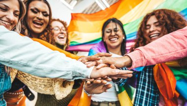 Çeşitli mutlu arkadaşlar dışarıda toplanıyor. Gay gururu konsepti. Şehir sokaklarında bir arada duran kızlar ve erkekler.