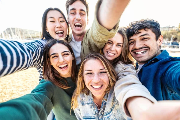 Jovens Felizes Sorrindo Para Câmera Juntos Conceito Amizade Com Caras — Fotografia de Stock