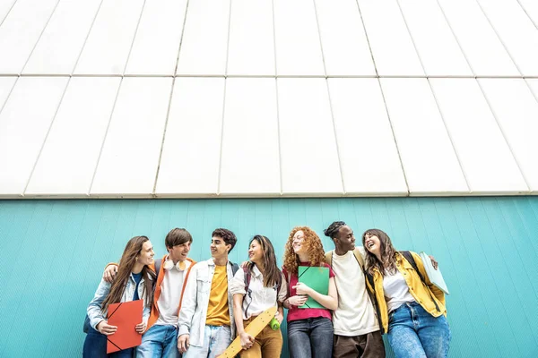Remaja Multirasial Mengobrol Dan Tertawa Luar Ruangan Konsep Gaya Hidup — Stok Foto