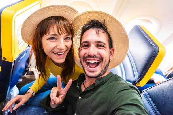Boldog Turista Szelfi Belsejében Repülőgép Vidám Pár Nyári Vakáció Utasok — Stock Fotó