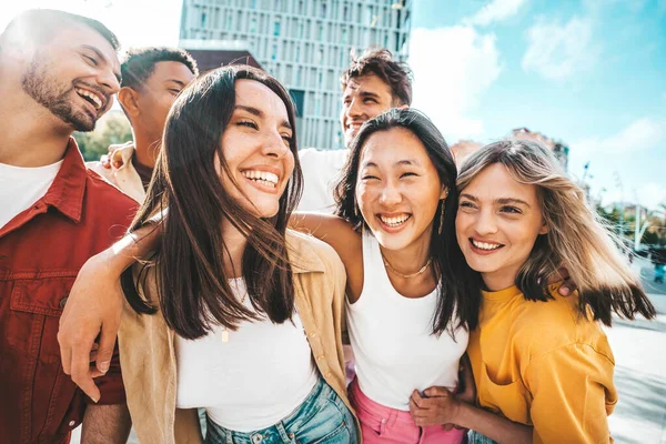 Grupo Jovens Desfrutando Férias Verão Juntos Conceito Amizade Com Caras — Fotografia de Stock
