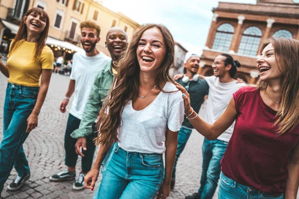 Jovens Felizes Divertindo Andando Livre Conceito Amizade Com Caras Meninas — Fotografia de Stock