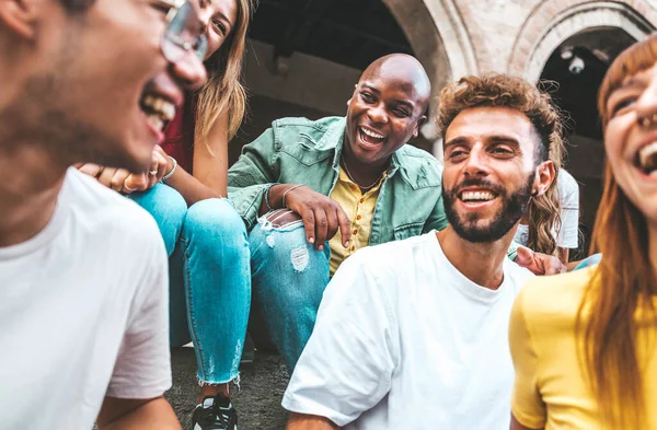 Jovens Felizes Divertindo Livre Estudantes Internacionais Conversando Sorrindo Juntos Sentados — Fotografia de Stock