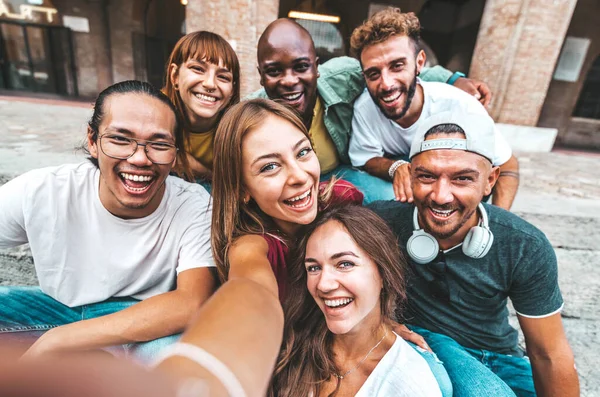 Group Young People Having Fun Together Hanging Out City Center — Stock Photo, Image