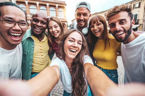 Group Young People Having Fun Summer Vacation Friendship Concept Guys — Stock Photo, Image
