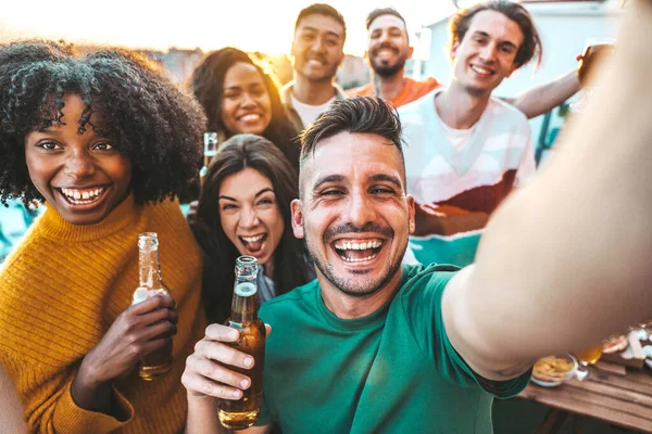 夏の日を一緒に楽しむ多人種の若者たち 外で笑っている男と女の子とのライフスタイルの概念 — ストック写真