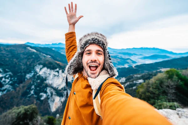 Молодой Человек Делает Селфи Мобильного Смартфона Походы Горы Счастливый Улыбающийся — стоковое фото