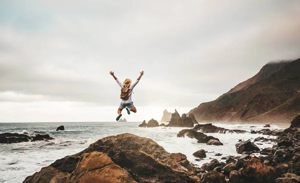 Счастливый Человек Рюкзаком Прыгающий Фоне Природы Путешествие Свобода Спорт — стоковое фото
