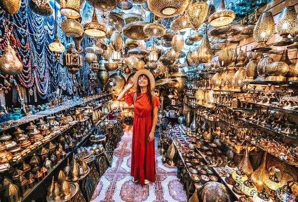 Young Traveling Woman Visiting Copper Souvenir Handicraft Shop Marrakesh Morocco — Stock Photo, Image